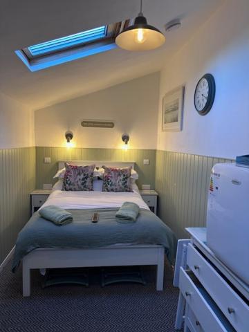 The Little Garden Hideaway With Stunning Sea Views And Garden Bed & Breakfast Holyhead Ngoại thất bức ảnh